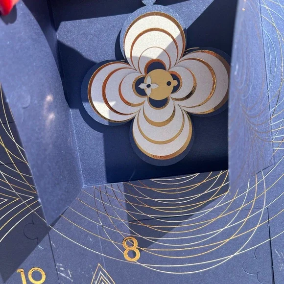 LOUIS VUITTON（2022年） クリスマスアドベントカレンダー クリスチャン ルブタン ビューティ：赤を基調とした豪華ホリデー